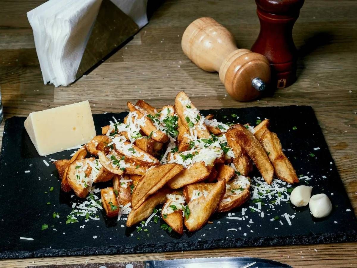 Cartofi Prăjiți cu Parmezan, Pătrunjel și Usturoi